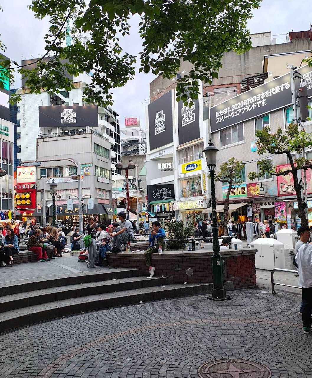 산카쿠 공원(삼각공원) 광장에서 쉬는 사람들