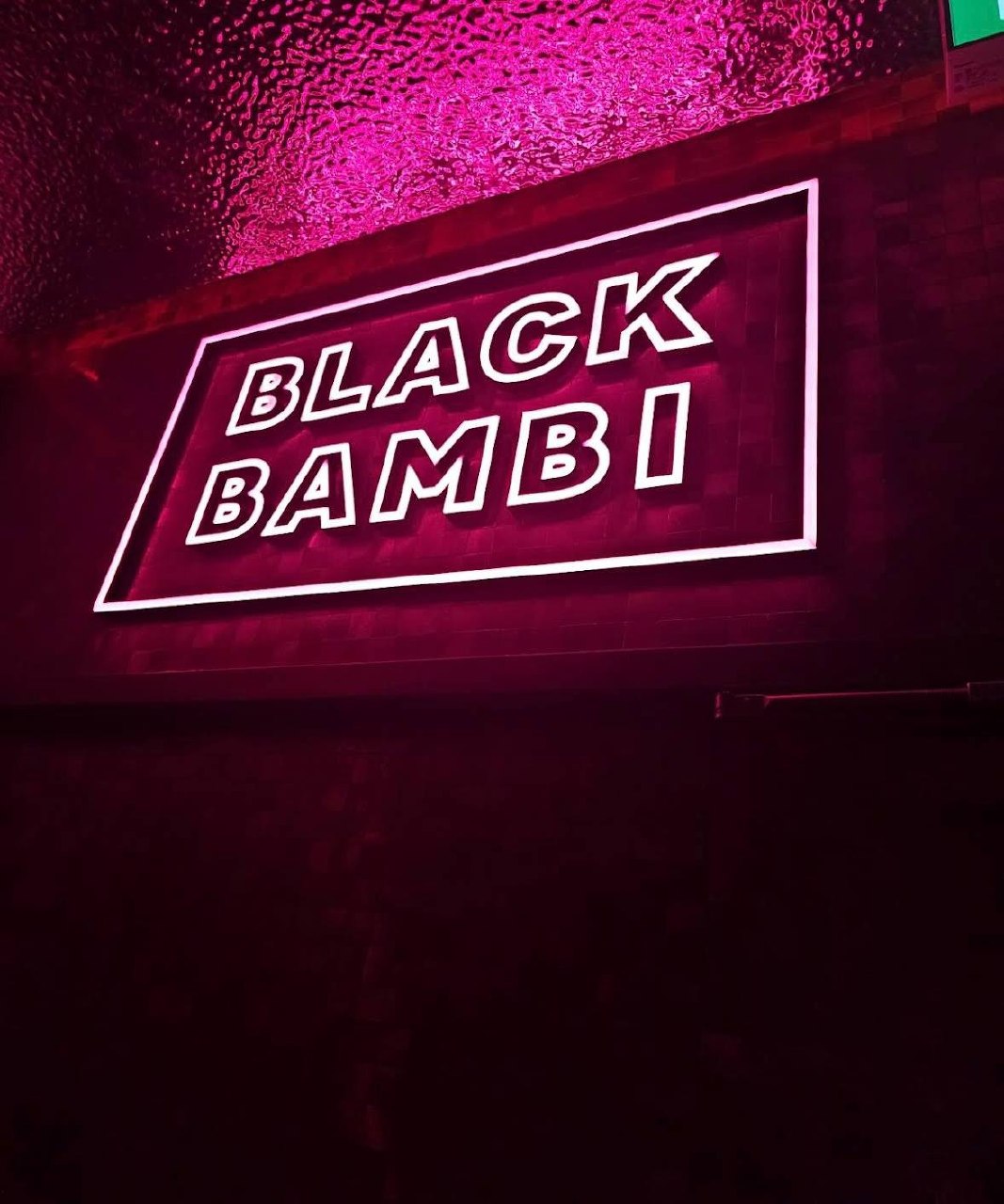 BLACK BAMBI 네온 간판