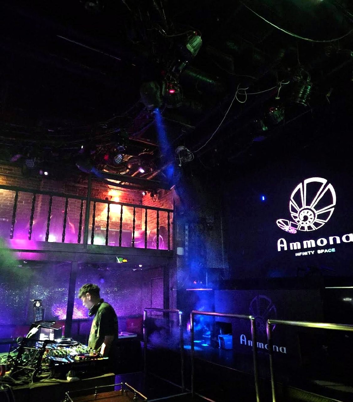 클럽 아모나 내부 DJ 부스와 플로어